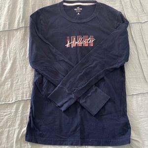 Hollister Navy Lg sleeve mensXS gently used.